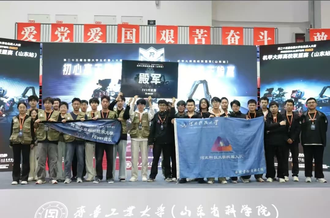FEVER 战队成员在 RMUL 2026 3V3 对抗赛山东站合影
